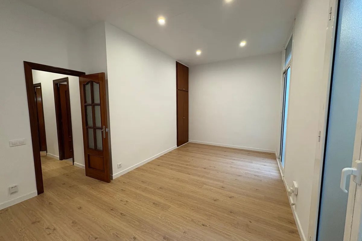 Salón con suelo de madera nuevo y luces empotradas