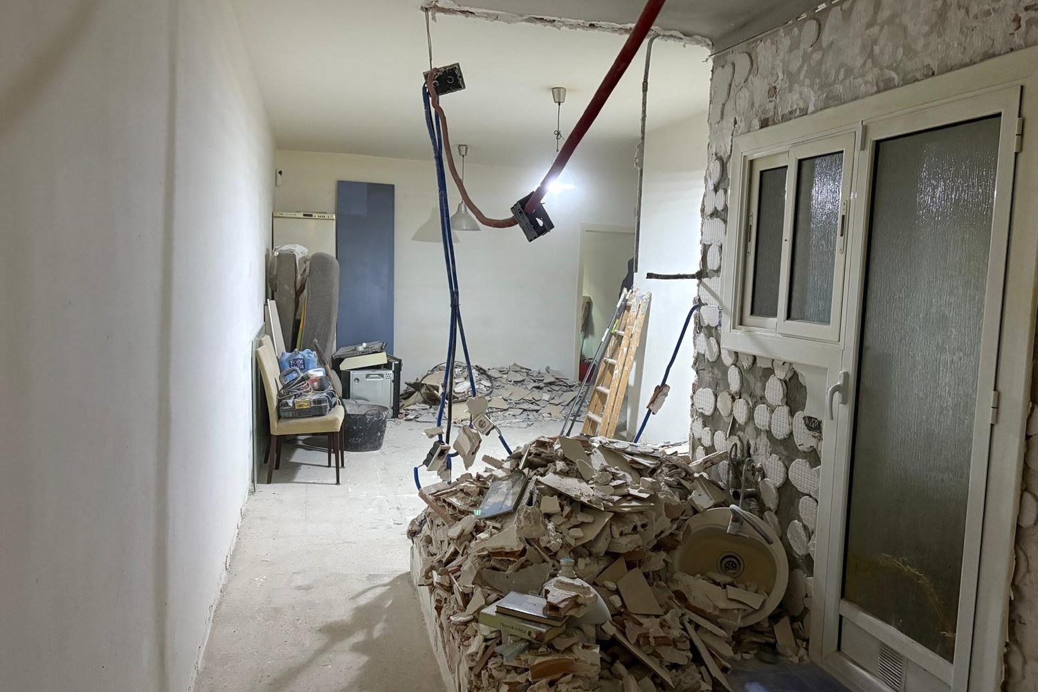 Cocina y pasillo de un piso — antes de la obra
