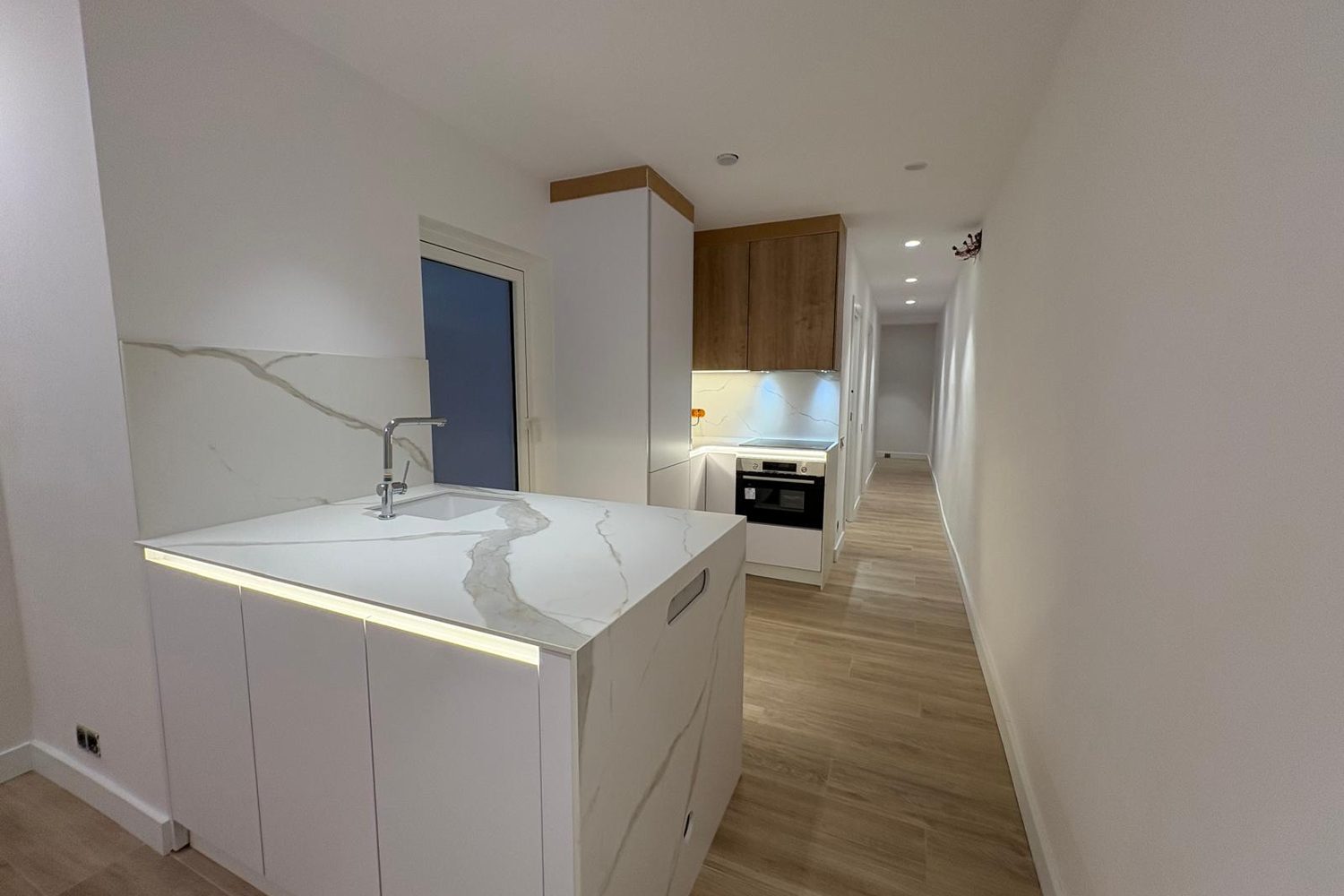 Cocina y pasillo de un piso — después de la obra