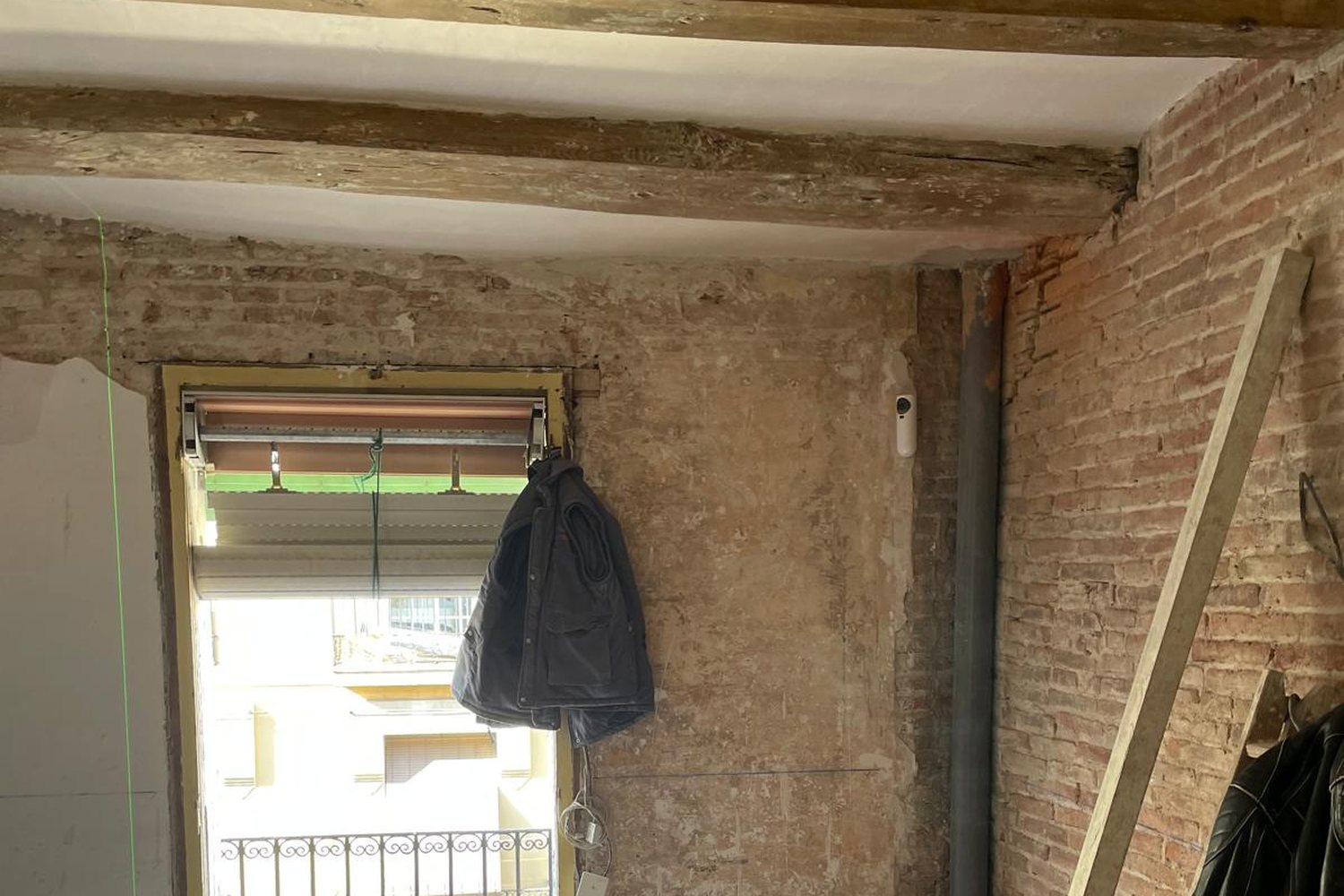 Salón con cocina abierta y vigas de madera — antes de la obra
